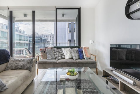 LIGHT, AIRY, SPACIOUS QUEENS ROAD APARTMENT - Tourism Caloundra 2