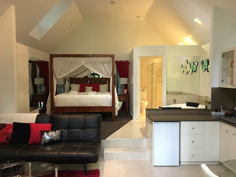 Linger A While Chalet - Tourism Caloundra 0