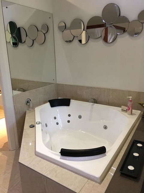Linger A While Chalet - Tourism Caloundra 3