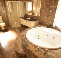 Luxuary self-contained living with Spa. - Tourism Caloundra