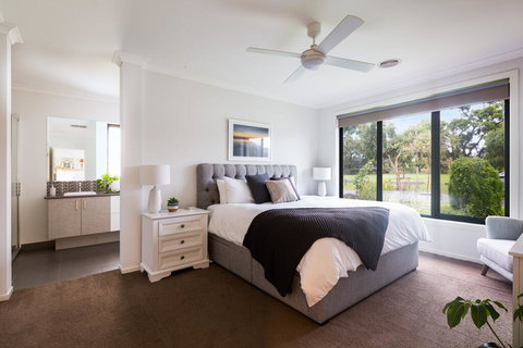 Luxury Escape In Ocean Grove - Tourism Caloundra 0