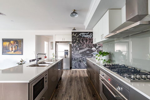 Luxury Escape In Ocean Grove - Tourism Caloundra 1