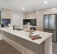 Luxury renovated home-5BR-meters from the beach - Tourism Caloundra