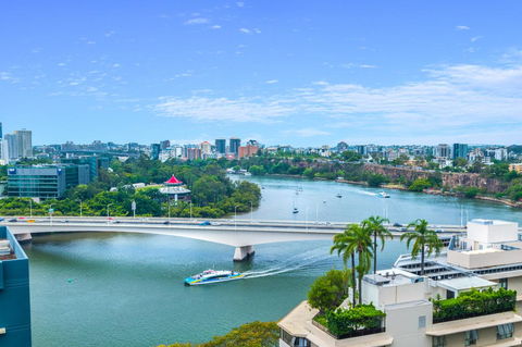 Luxury River City Views With Pool, Gym, Cafe, WiFi, Hospital - Tourism Caloundra 0