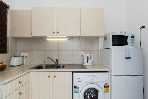 M104 Central Location In Free Transit Zone - Tourism Caloundra 3