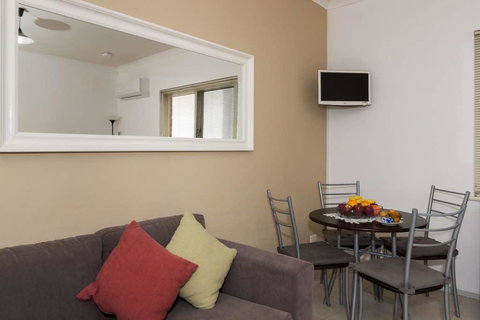 M104 Central Location In Free Transit Zone - Tourism Caloundra 0