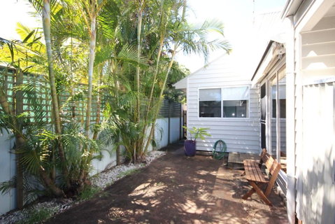 MAGIC BEACH HOUSE - PET FRIENDLY - Tourism Caloundra 1