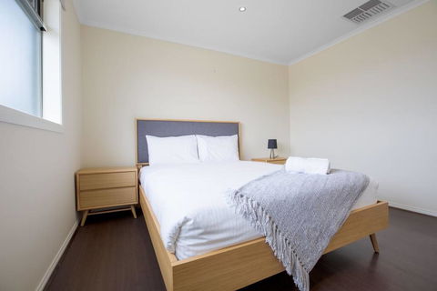 Magnificent Lux Stay@Mont Albert 4BR/WIFI/Garage - Tourism Caloundra 2