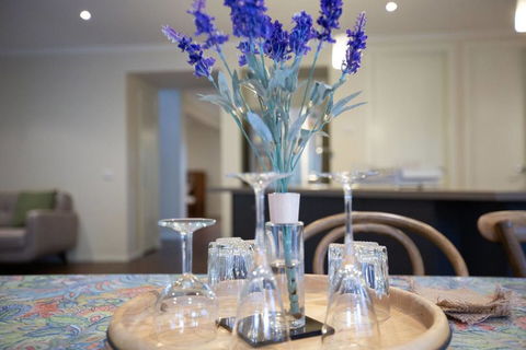 Magnificent Lux Stay@Mont Albert 4BR/WIFI/Garage - Tourism Caloundra 1