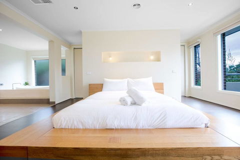 Magnificent Lux Stay@Mont Albert 4BR/WIFI/Garage - Tourism Caloundra 0