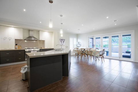 Magnificent Lux Stay@Mont Albert 4BR/WIFI/Garage - Tourism Caloundra 3