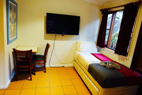 Manly Lodge Boutique Hotel - Tourism Caloundra 2