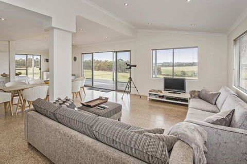 Margaret River Farmhouse - Tourism Caloundra 3