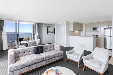 Meriton Suites Broadbeach - Tourism Caloundra 3