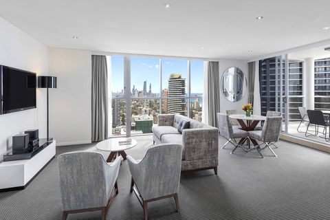 Meriton Suites Broadbeach - Tourism Caloundra 1