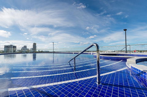Meriton Suites Southport - Tourism Caloundra 2
