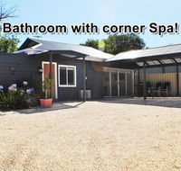 MODERN  LUXURIOUS WITH SPA BATH - Tourism Caloundra