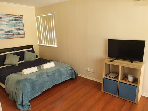 Modern Cosy Studio Close To QEH + Adelaide CBD + Airport + Beaches - Tourism Caloundra 0