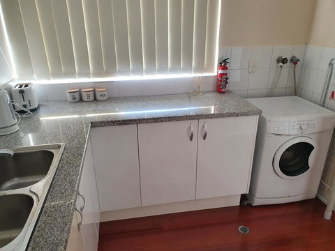 Modern Cosy Studio Close To QEH + Adelaide CBD + Airport + Beaches - Tourism Caloundra 3