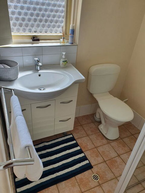 Modern Cosy Studio Close To QEH + Adelaide CBD + Airport + Beaches - Tourism Caloundra 1