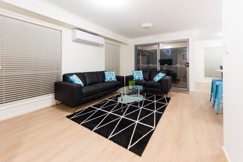 Modern Home Away From Home - Tourism Caloundra 3