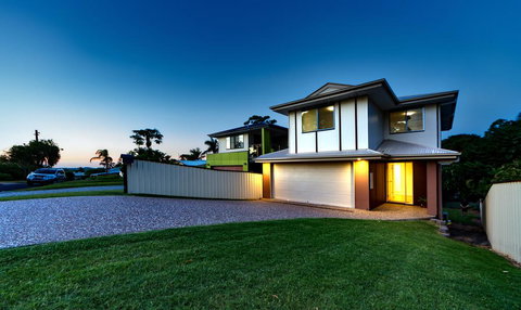 Modern Home Away From Home - Tourism Caloundra 0