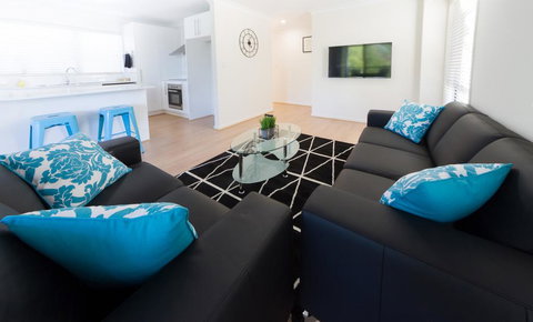 Modern Home Away From Home - Tourism Caloundra 2