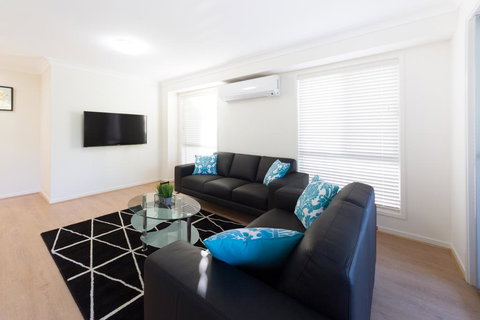 Modern Home Away From Home - Tourism Caloundra 1