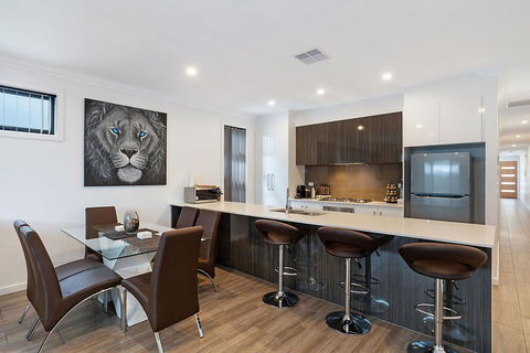 Modern Luxury At Christies Beach - Tourism Caloundra 1