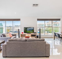 Modern Unit With Balconies Near Melbourne Airport - Tourism Caloundra