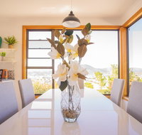Moonah House-10 mins to CBD  MONA 4BR 2 BATH great view park 3 cars sleep 11 king bed en-suite - Tourism Caloundra