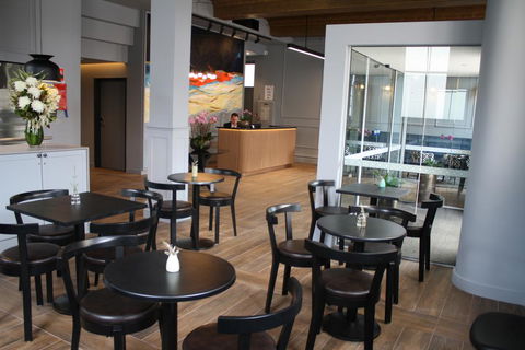 Mrs Banks Hotel - Tourism Caloundra 2