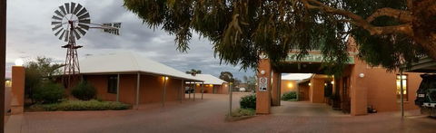 Mud Hut Motel - Tourism Caloundra 0