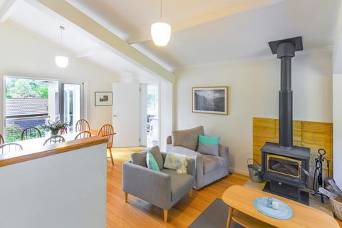 NATURE LOVERS DREAM // FIREPLACE //ACCESS TO HIKES - Tourism Caloundra 1