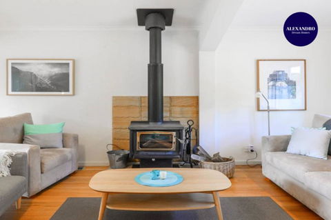 NATURE LOVERS DREAM // FIREPLACE //ACCESS TO HIKES - Tourism Caloundra 3