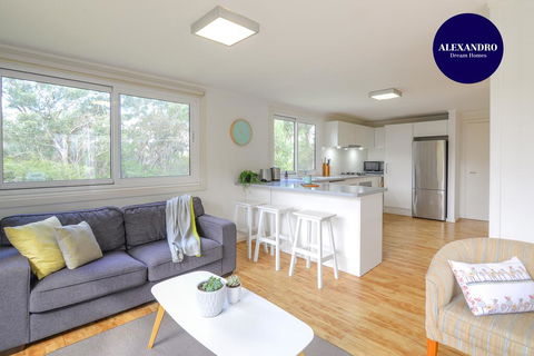 NATURE LOVERS DREAM // FIREPLACE //ACCESS TO HIKES - Tourism Caloundra 0