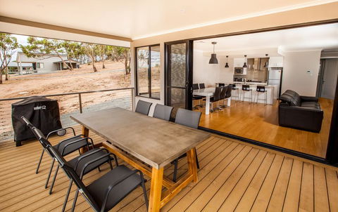 Neagles Retreat Villas - Tourism Caloundra 3