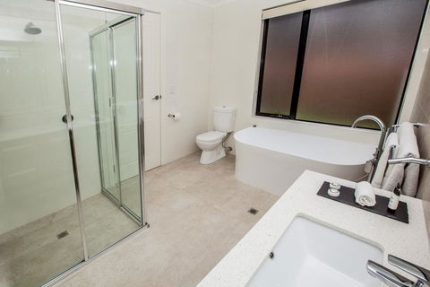 Neagles Retreat Villas - Tourism Caloundra 2