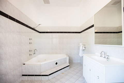 Captain Stirling Hotel - Tourism Caloundra 26