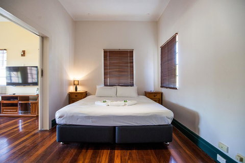 Captain Stirling Hotel - Tourism Caloundra 1
