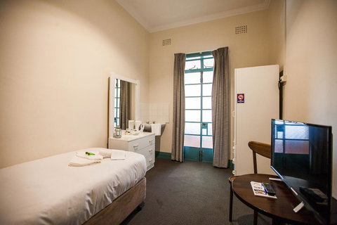 Captain Stirling Hotel - Tourism Caloundra 3