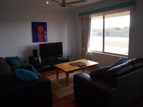 Beach Place @ Leeman - Tourism Caloundra 8