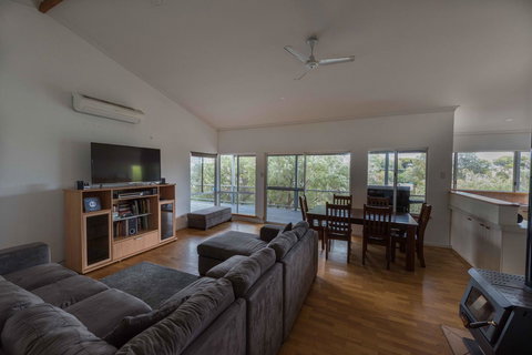 Peppy Beach Ocean Views - Tourism Caloundra 4