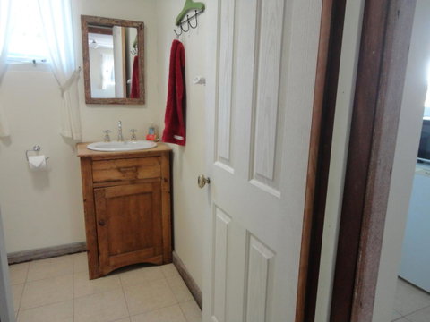 Di's Cabin In Dwellingup - Tourism Caloundra 21