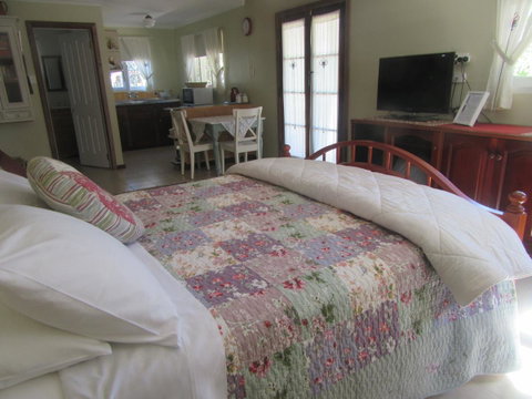 Di's Cabin In Dwellingup - Tourism Caloundra 11