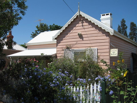 RoseMoore Bed & Breakfast - Tourism Caloundra 0