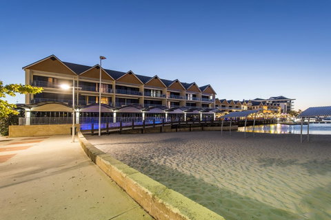 Dolphin Quay Apartments - Tourism Caloundra 0
