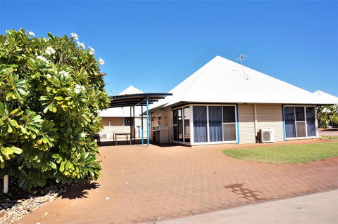 Osprey Holiday Village Unit 120 - Plenty Of Room For A Large Family - Tourism Caloundra 1