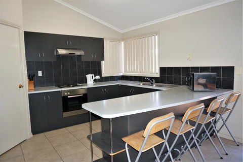 9 Krait Street - Perfect For Large Groups Or Families Alike - Tourism Caloundra 5