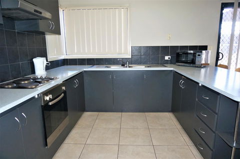 9 Krait Street - Perfect For Large Groups Or Families Alike - Tourism Caloundra 6